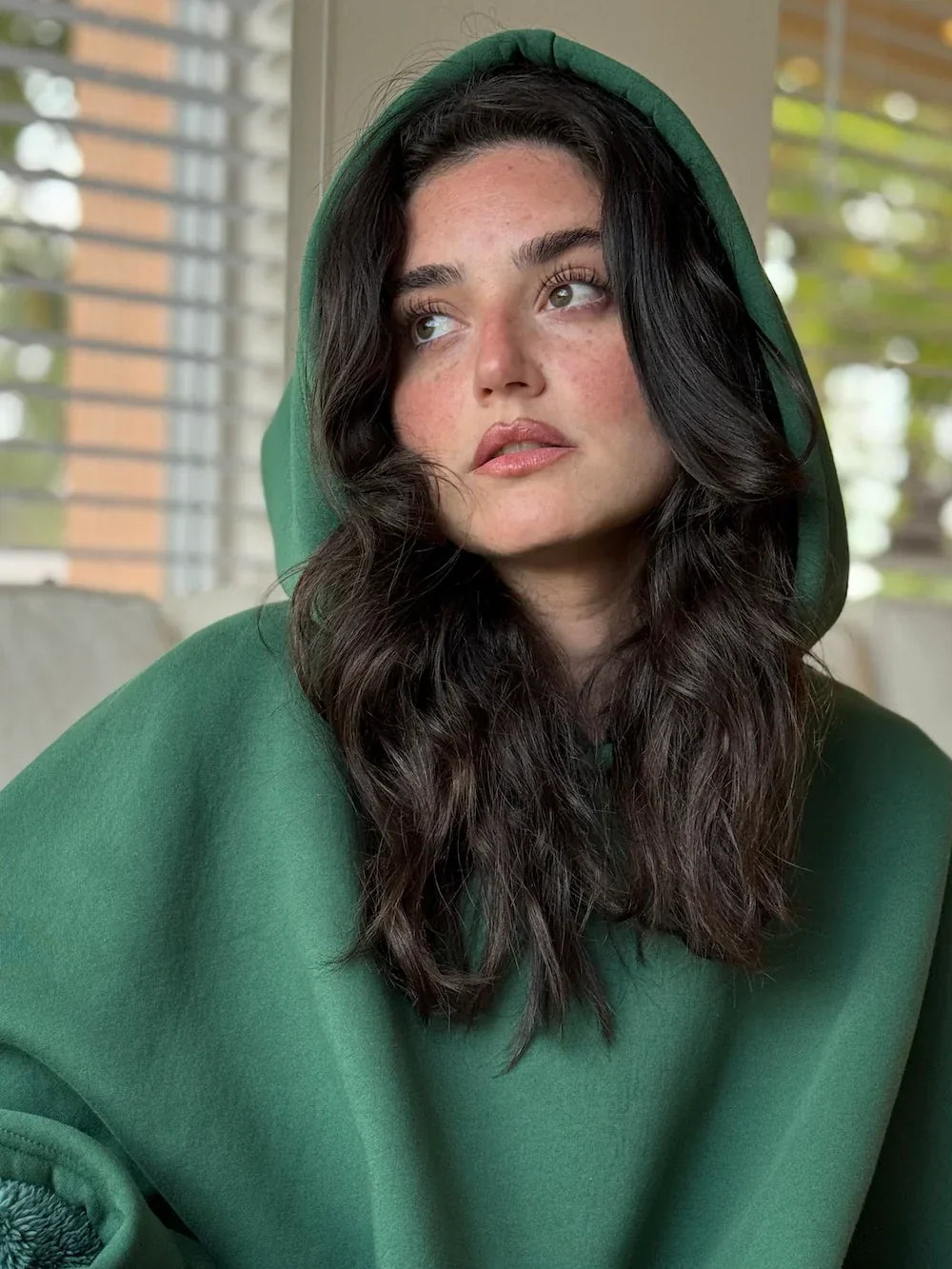 Eden Hoodie Blanket in Dunkelgrün gemütlich getragen
