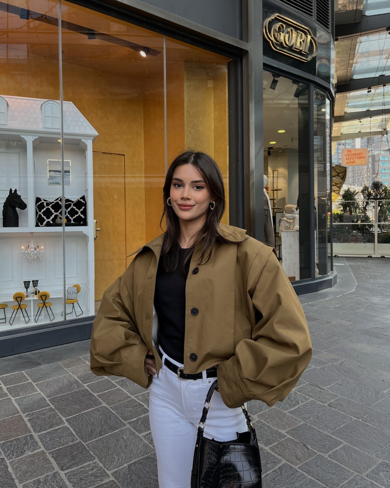 Beiger Cropped Trenchcoat mit Knöpfen und Kragen, Produktfoto
