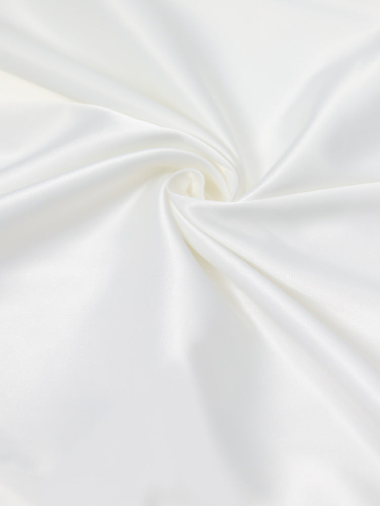 Pearl Embrace | Trägerloses Satin-Midikleid mit Perlendetail