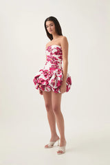 Rode bloemenjurk met strapless bovenkant – romantische look