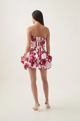 Achterzijde van rode strapless jurk met elegante plissé details