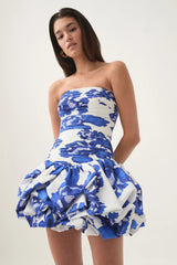Strapless ballonjurk met blauwe bloemenprint en plissé details