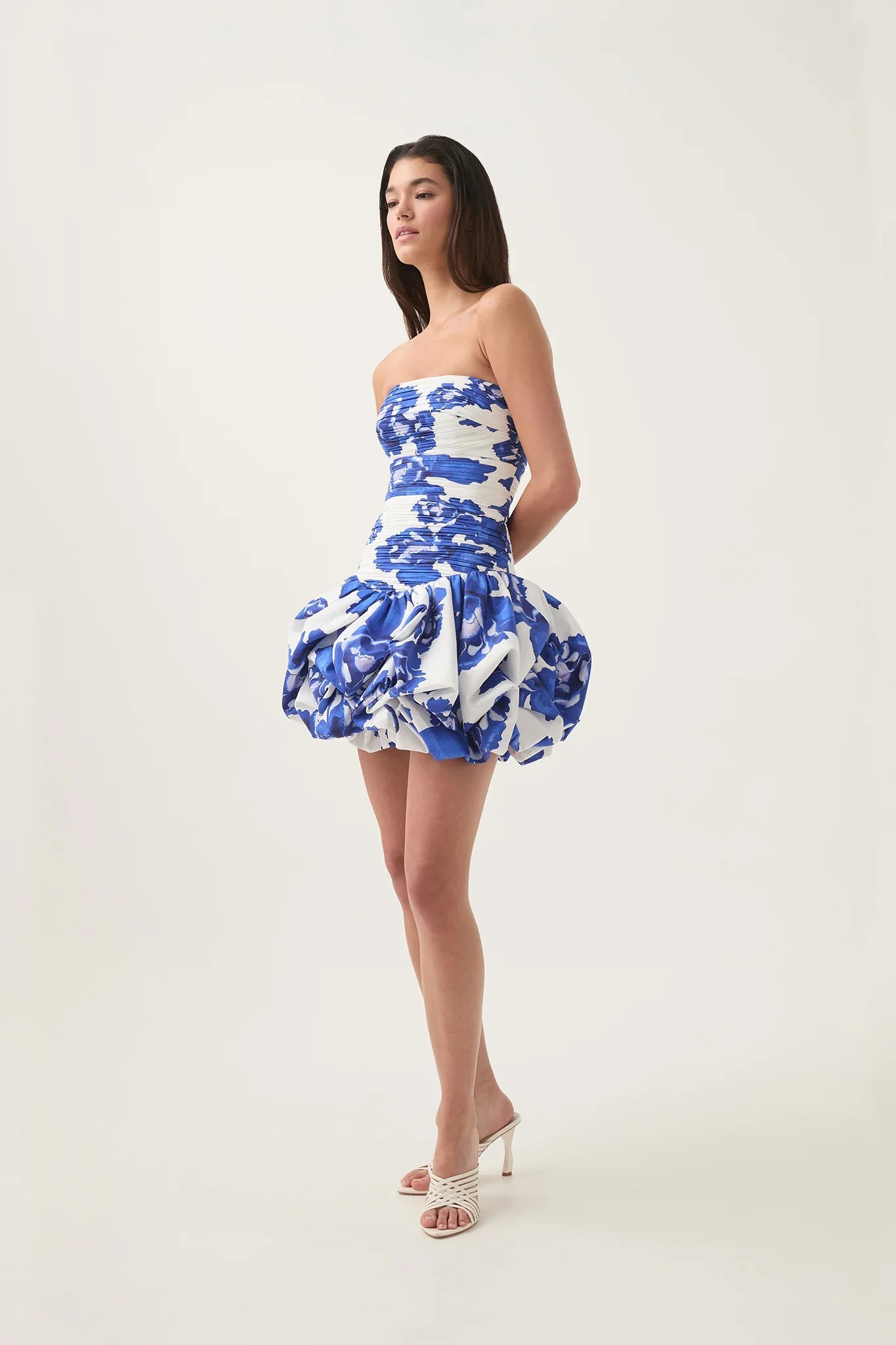 Zomerse jurk met witte ondergrond en blauwe bloemen – strapless stijl