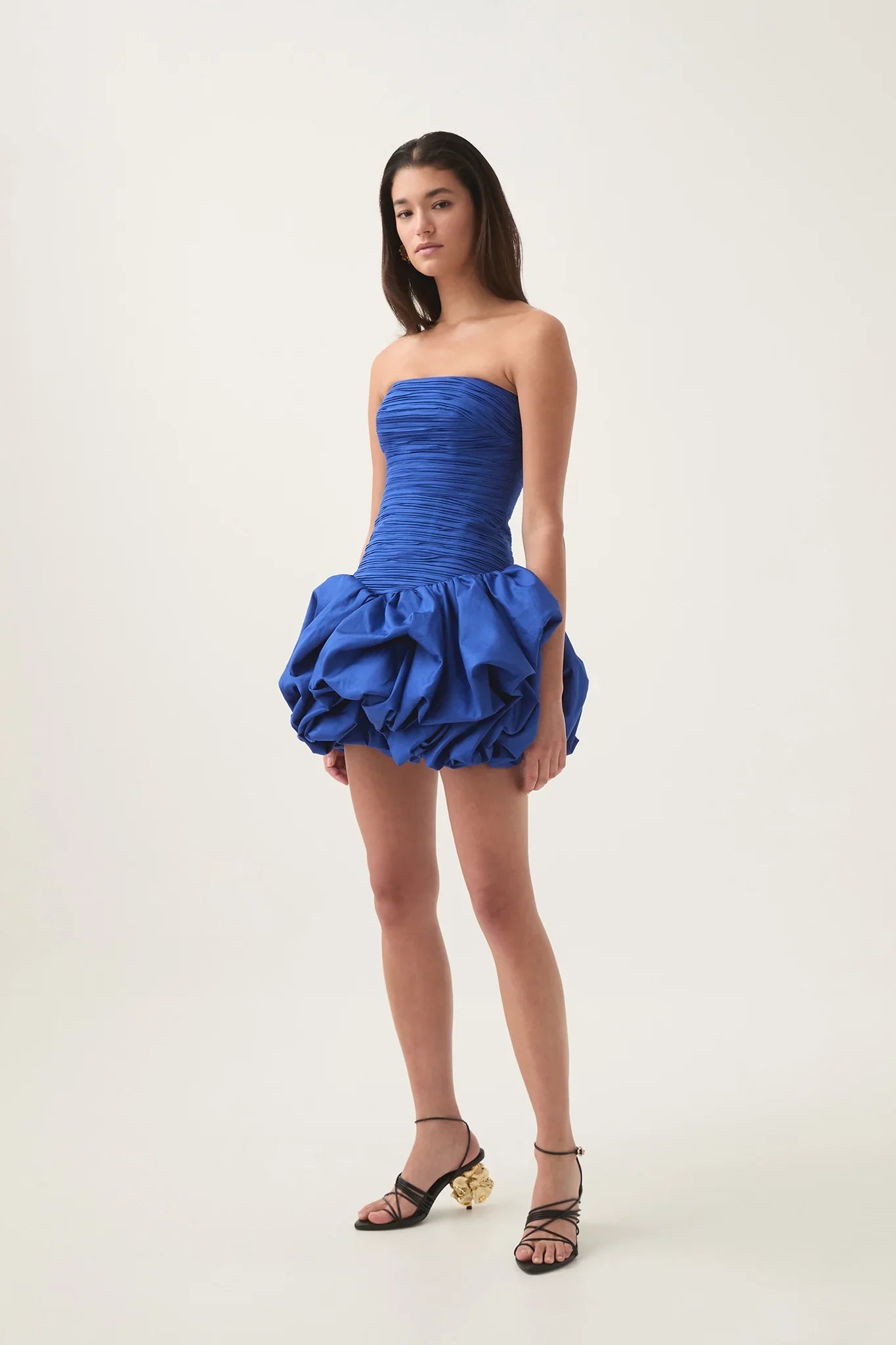 Blauwe strapless jurk met gelaagde ballonrok – klassieke avondstijl