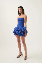 Blauwe strapless jurk met gelaagde ballonrok – klassieke avondstijl
