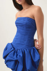 Strapless jurk in kobaltblauw – close-up van het lijfje
