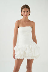 Witte strapless ballonjurk met ruches – perfecte partylook