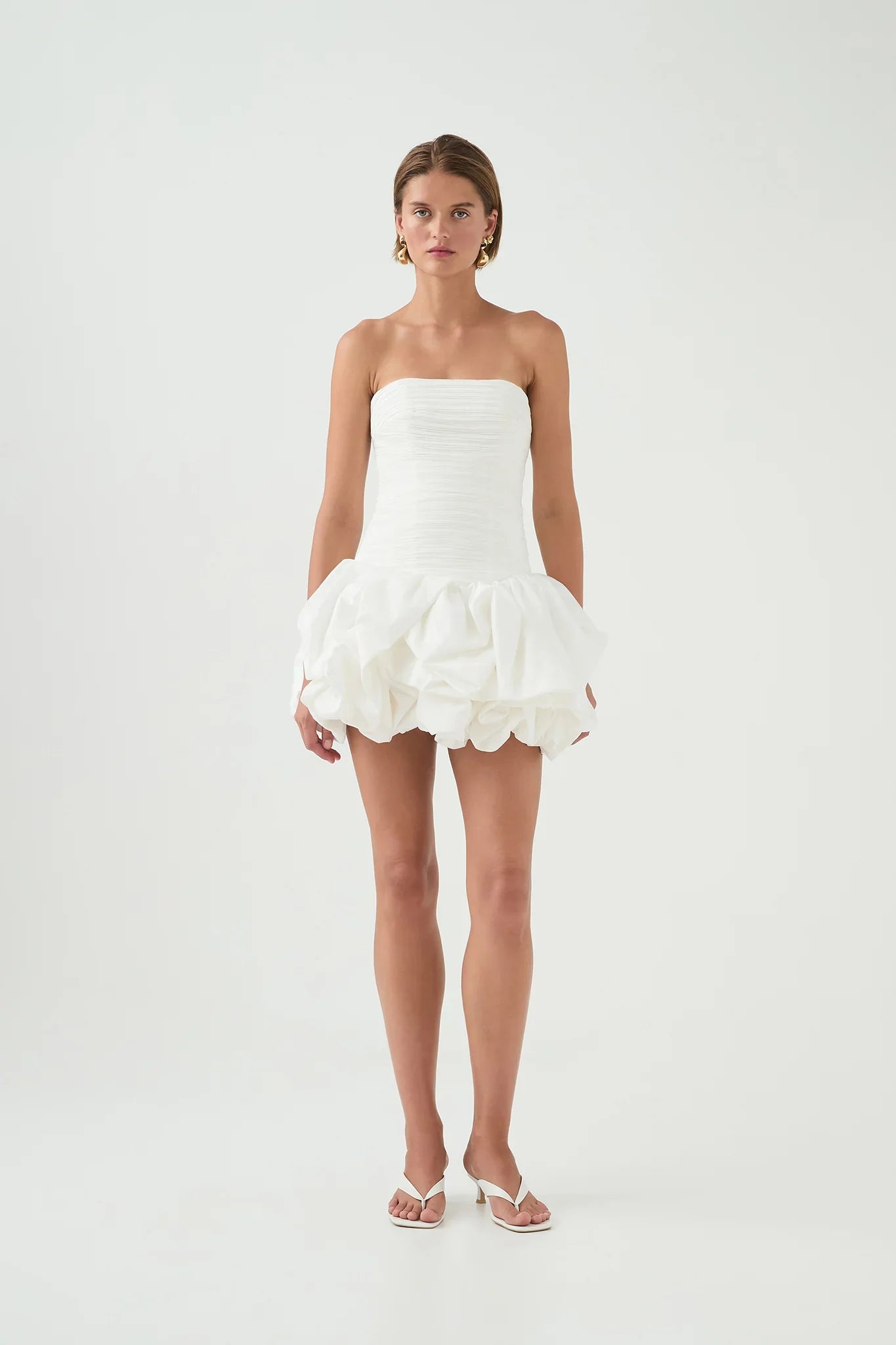 Witte zomerjurk strapless met plooien – elegante fit