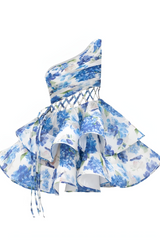 Lavinia Fleur blauwe one-shoulder jurk met bloemenprint, asymmetrische jurk met cut-out details, flowy cocktailjurk met volumineuze rok, Lavinia Fleur zomerse bloemenjurk, luxe damesjurk voor bruiloft of feest