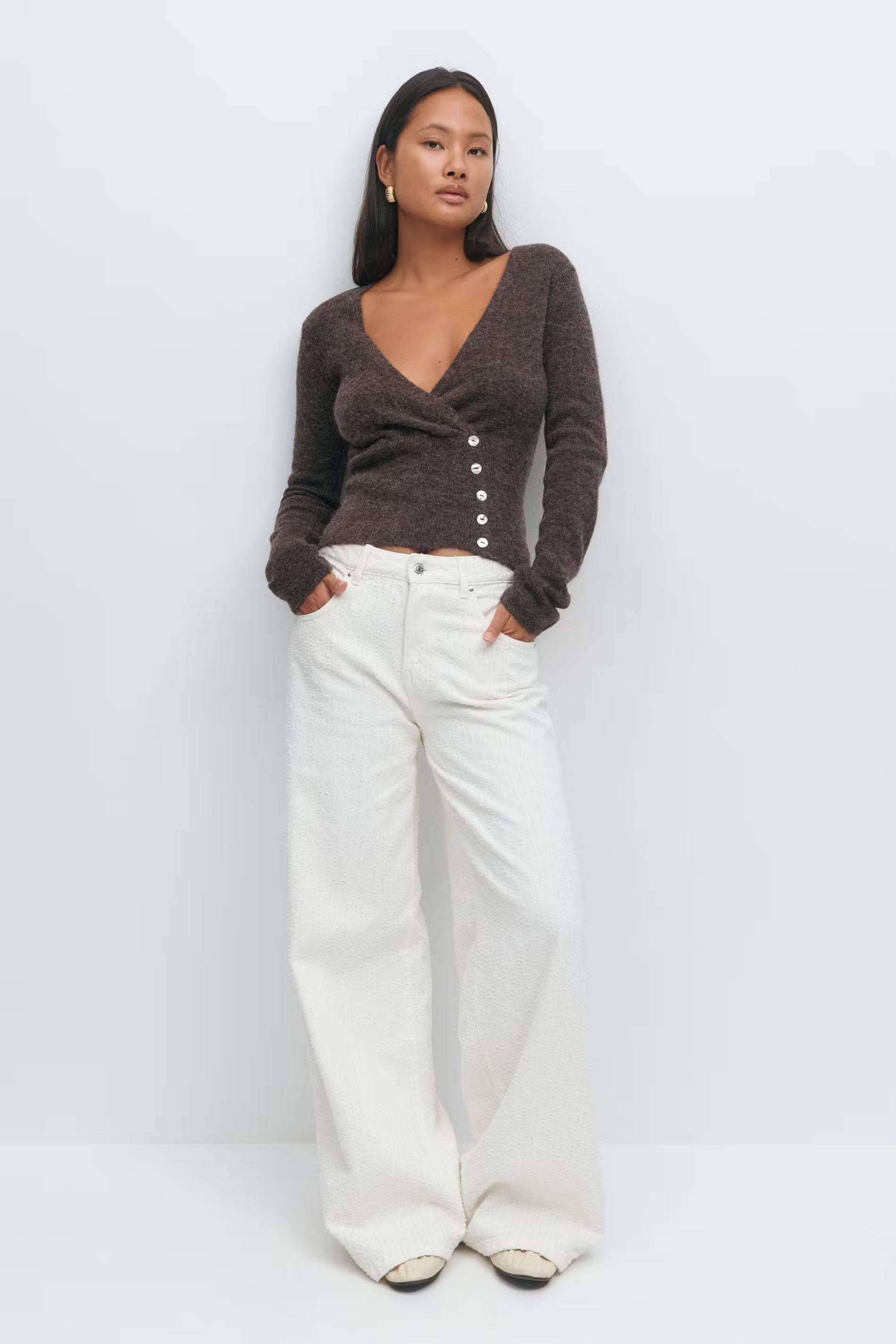 brauner Strickcardigan mit V-Ausschnitt und Knopfleiste auf Bügel