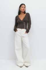 brauner Strickcardigan mit V-Ausschnitt und Knopfleiste auf Bügel