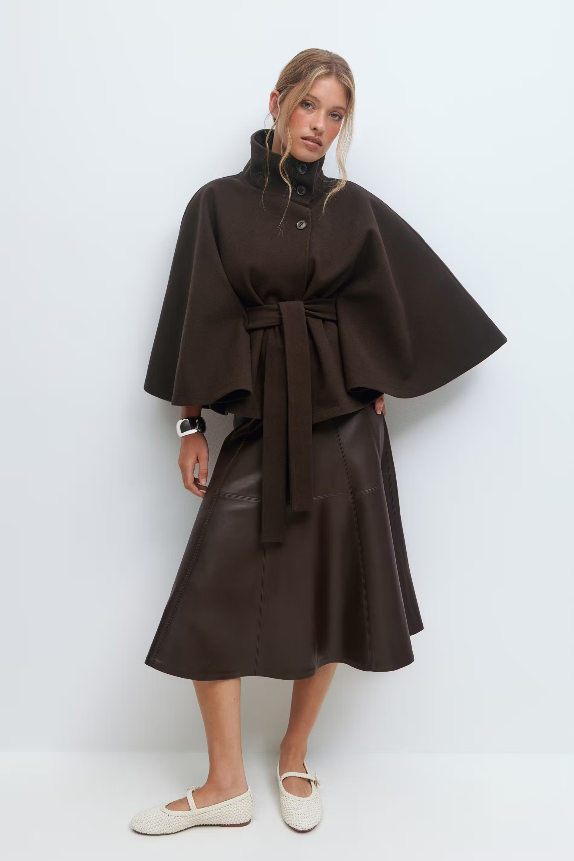 Loreza Cape Damenmantel in Braun mit femininer Silhouette
