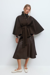 Loreza Cape Damenmantel in Braun mit femininer Silhouette

