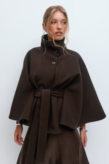 Loreza Cape Damenmantel in Braun mit femininer Silhouette
