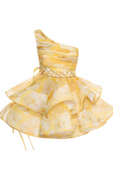 gele asymmetrische jurk met cut-out details, flowy cocktailjurk met volumineuze rok, Lavinia Fleur zomerse bloemenjurk, luxe damesjurk voor bruiloft of feest