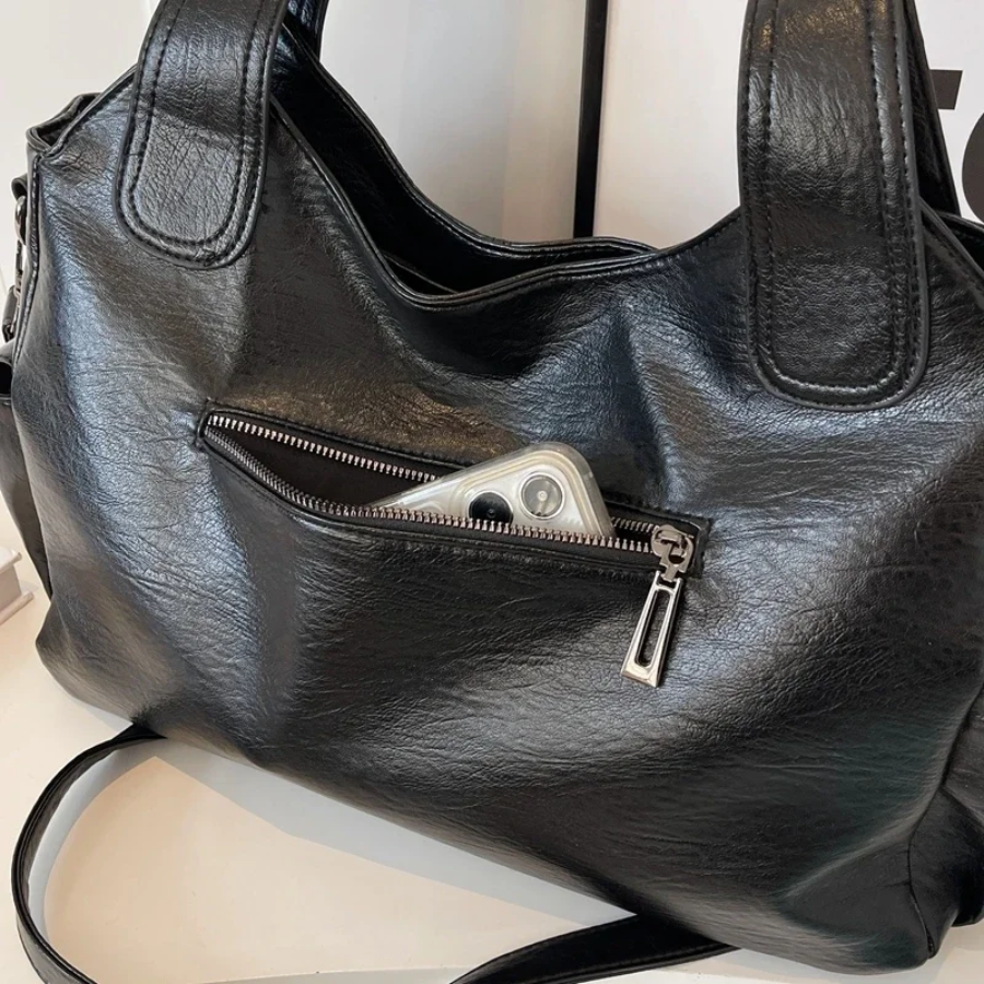 Amber Schultertasche in Schwarz aus veganem Leder
