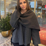 Harpera Cape Styling mit Hose und Tasche
