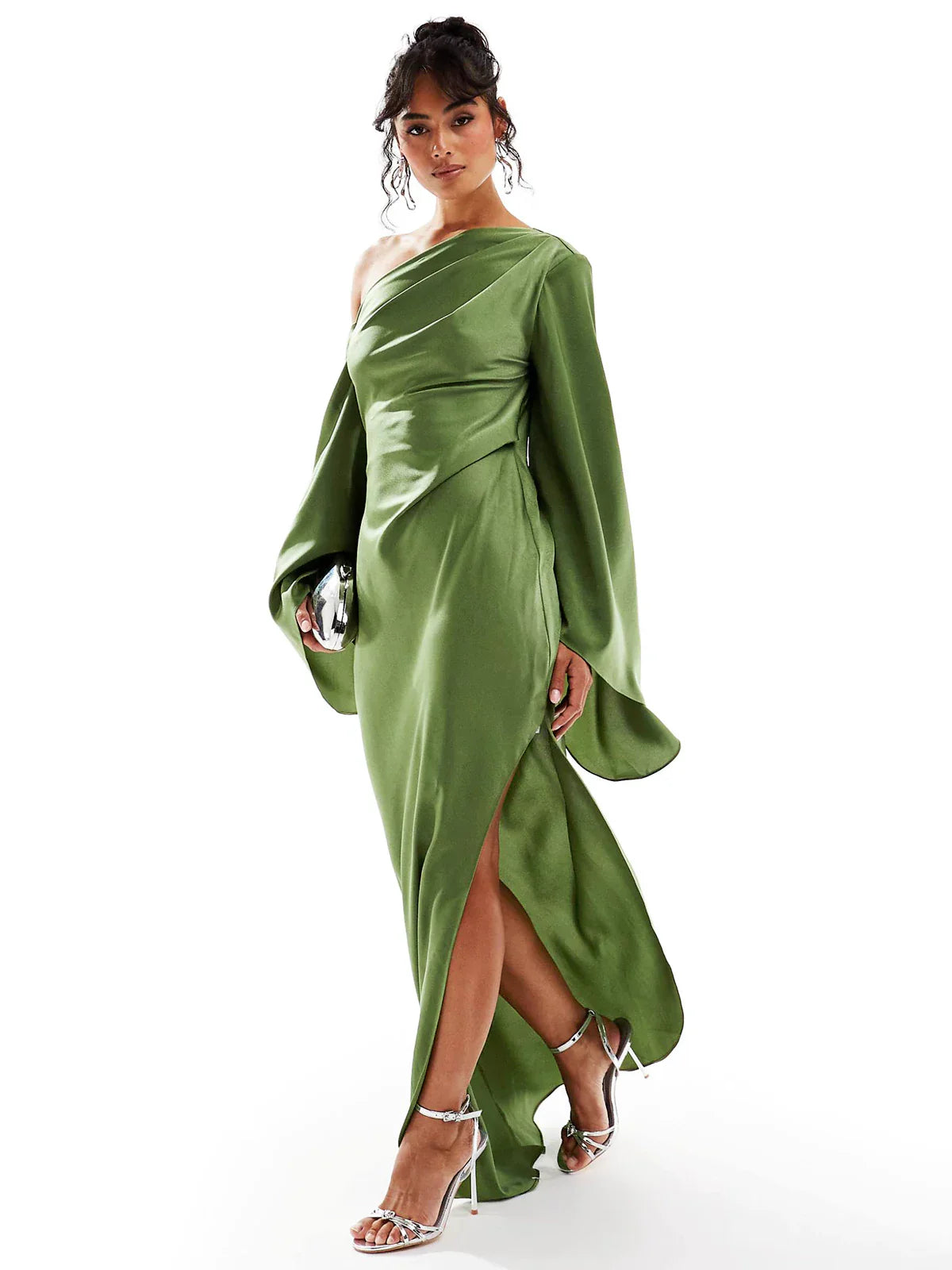 Frau trägt die Emerald Elegance Satin Maxi Dress in Smaragdgrün mit One-Shoulder-Design