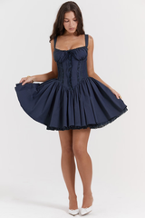 Navy jurk met zwierige rok, speelse pose