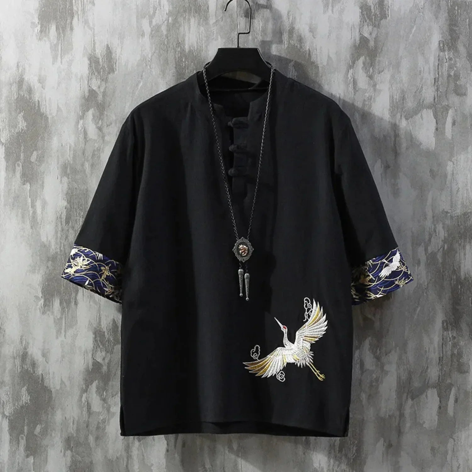 overhemd in zwarte kleur met kraanvogel borduurwerk en artistieke details