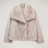 Fake Fur Jacke Beige getragen in Paris Streetstyle
