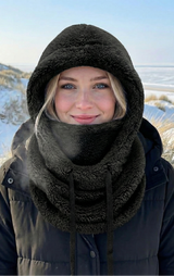 Schwärzer teddy hood schal mit kapuze getragen bei winterjacke am verschneiten strand
