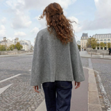 Rückansicht elegante Damenweste in Grau mit fließender Silhouette
