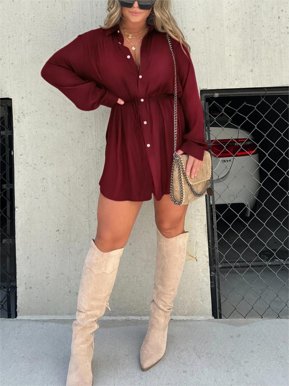 vrouw in satijnen tweedelige outfit
