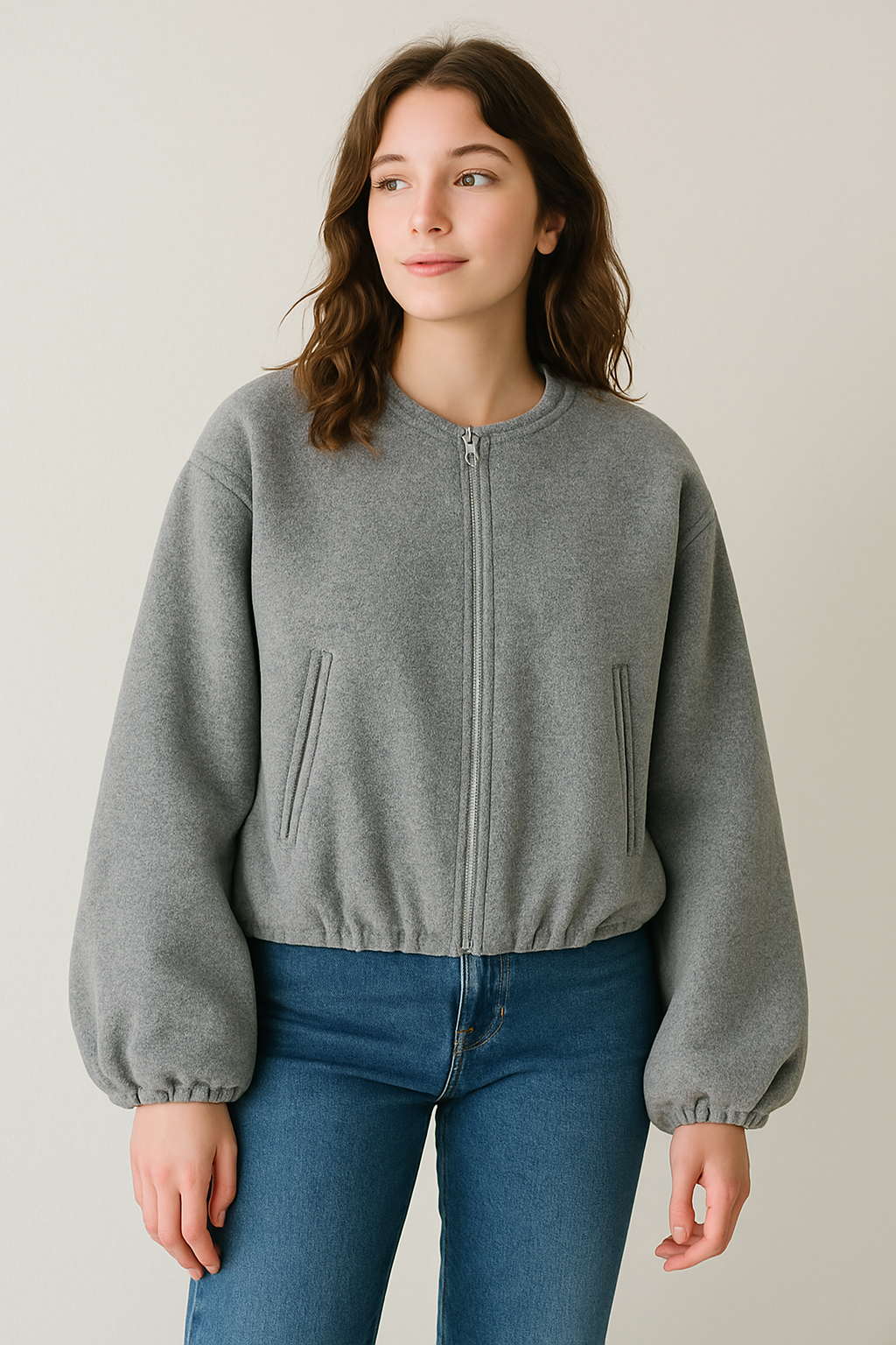 Lunvia Cropped Bomberjacke grau, Frontansicht getragen
