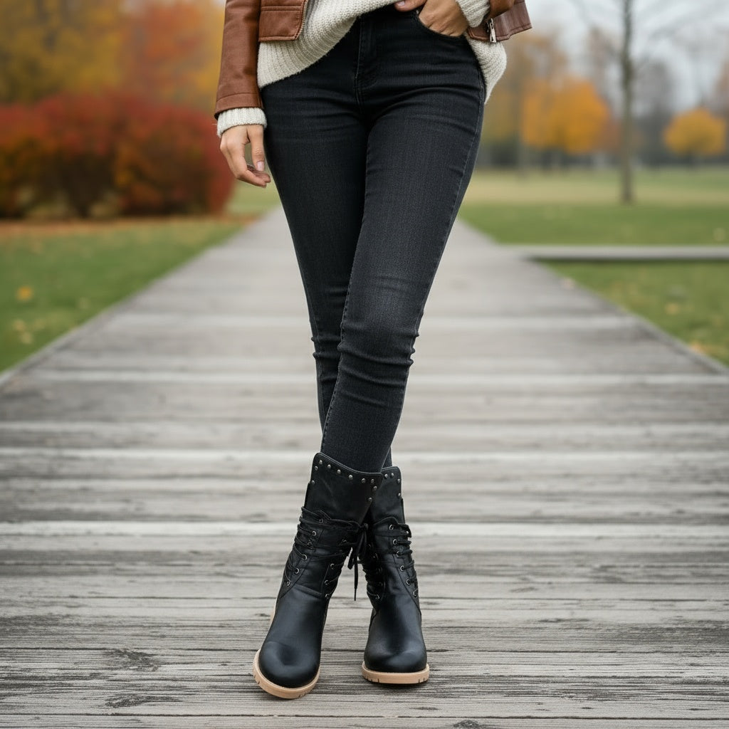 Schwarze Combat Boots mit veganem Leder und Nieten
