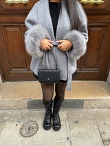 Streetstyle look met Aurora Faux Fur Coat grijs, gecombineerd met leren laarzen
