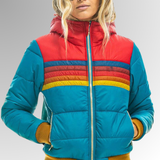 türkise Retro Pufferjacke mit Regenbogenstreifen und roter Kapuze