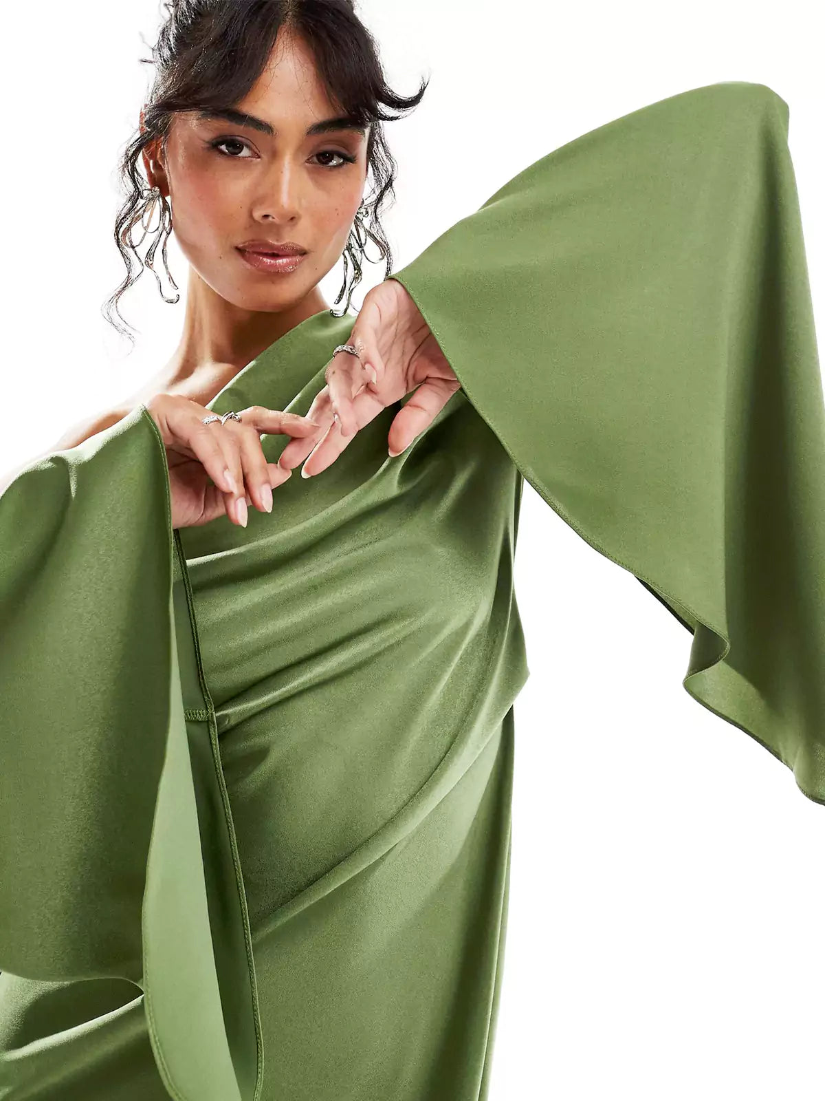 Schlitzdetail der Emerald Elegance Satin Maxi Dress