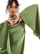 Schlitzdetail der Emerald Elegance Satin Maxi Dress
