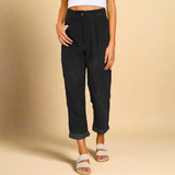 zwarte corduroy high waist broek met rechte pijpen en zomerse styling