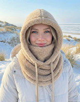 beiger teddy hood schal mit kapuze und kordelzug bei winterspaziergang