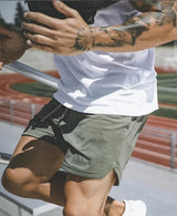 Ademende en sneldrogende short voor heren fitness
