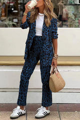 model trägt blau leopard set blazer und hose damen mit sneakern