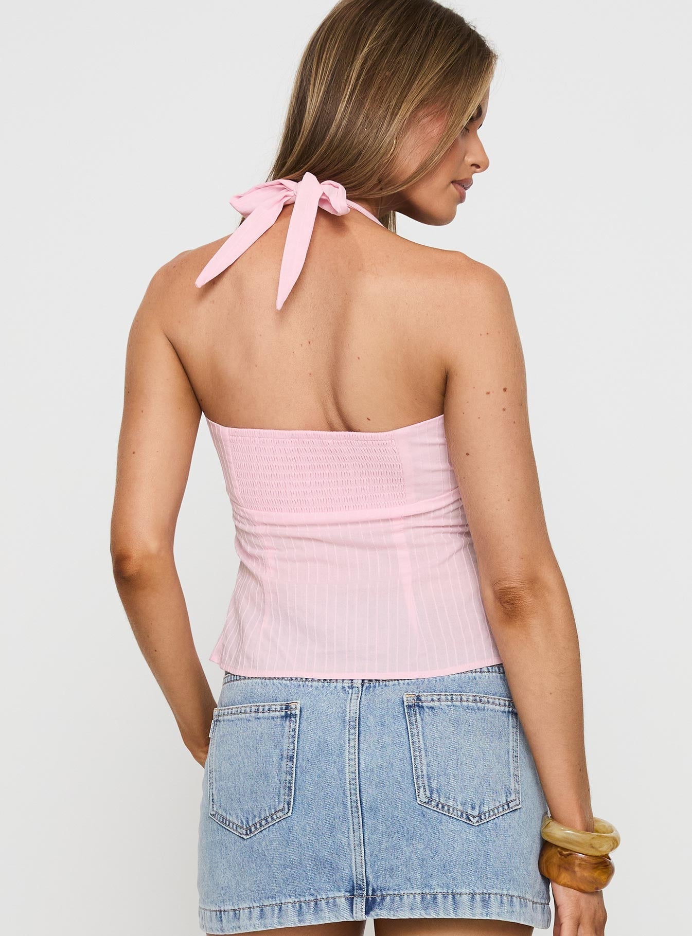 Modell in Almira Halter-Top Rosa – Detailansicht der Halsbinde und Rippstruktur