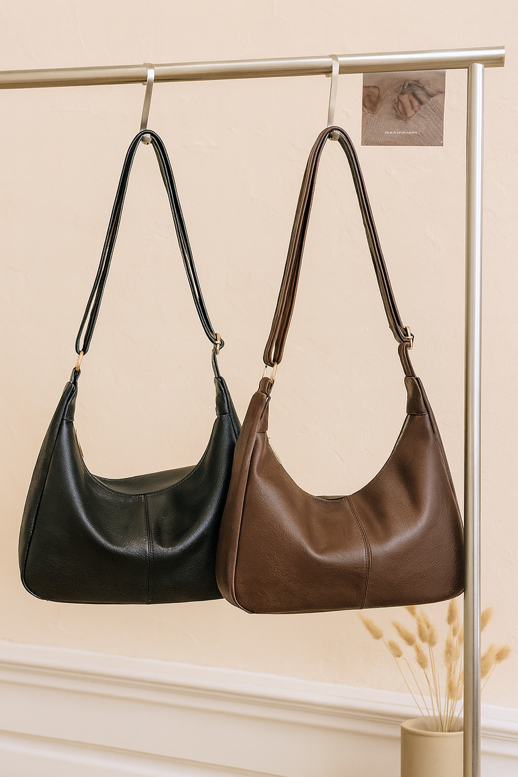 Novira Schultertasche in Schwarz und Braun nebeneinander