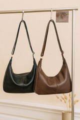 Novira Schultertasche in Schwarz und Braun nebeneinander