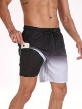 Model draagt de premium strandshorts aan het zwembad.
