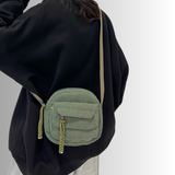 Groen tasje gedragen crossbody op zwarte outfit