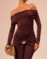 Detail van de taille en split van bruine off-shoulder jurk

