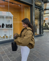 Marceline Jacke streetstyle kombiniert mit weißem Rock
