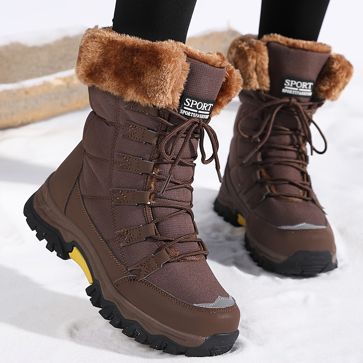 braune winterstiefel mit warmem fellrand und gelber profilsohle