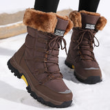 braune winterstiefel mit warmem fellrand und gelber profilsohle