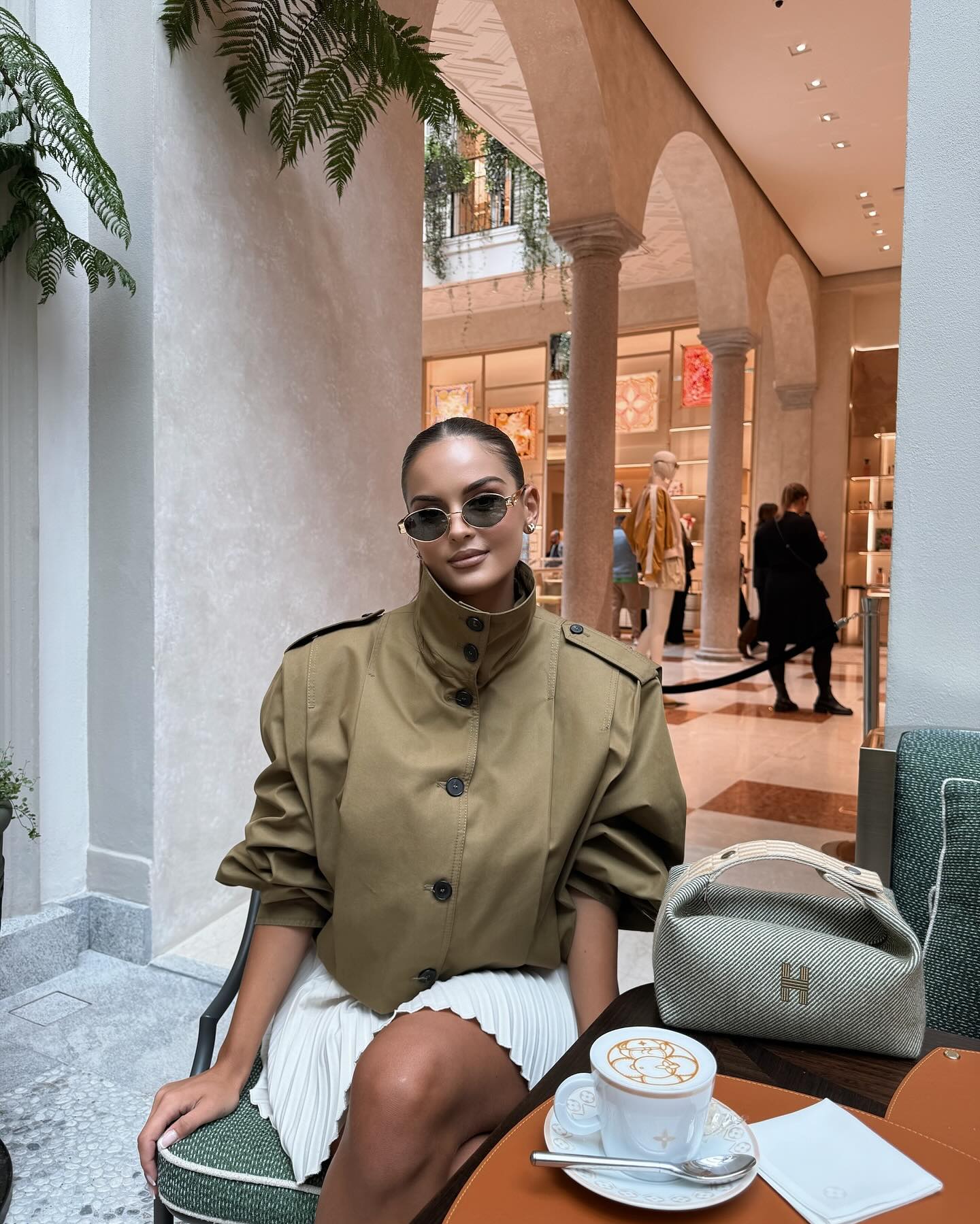 Marceline Jacke cropped Trenchcoat in Beige, vorne getragen
