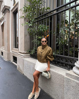 Marceline Jacke cropped Trenchcoat in Beige, vorne getragen
