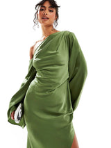 Detailaufnahme des One-Shoulder-Designs der Emerald Elegance Maxi Dress